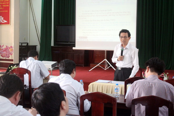Phó chủ tịch UBND tỉnh Võ Văn Chánh chỉ đạo tại cuộc họp.